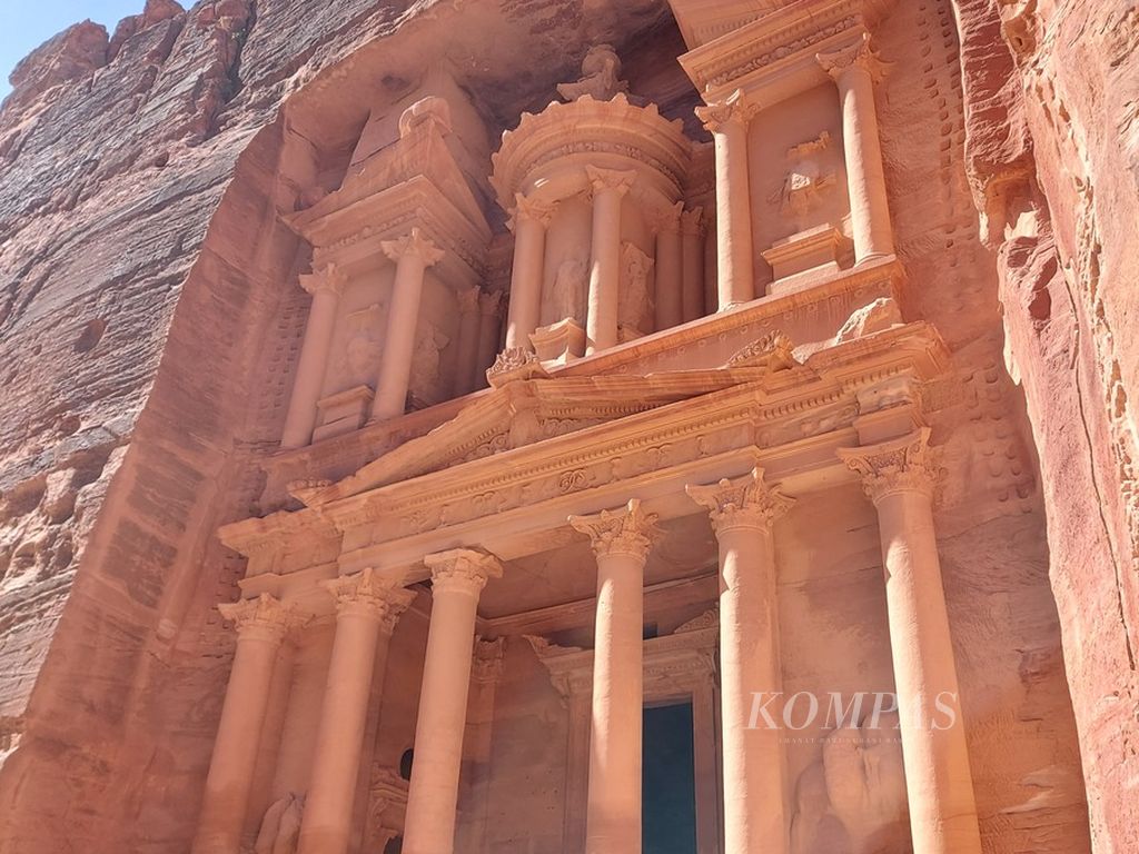 Kota kuno The Treasury atau Al Khazna di situs warisan dunia Petra, Jordania, Jumat (8/3/2024).