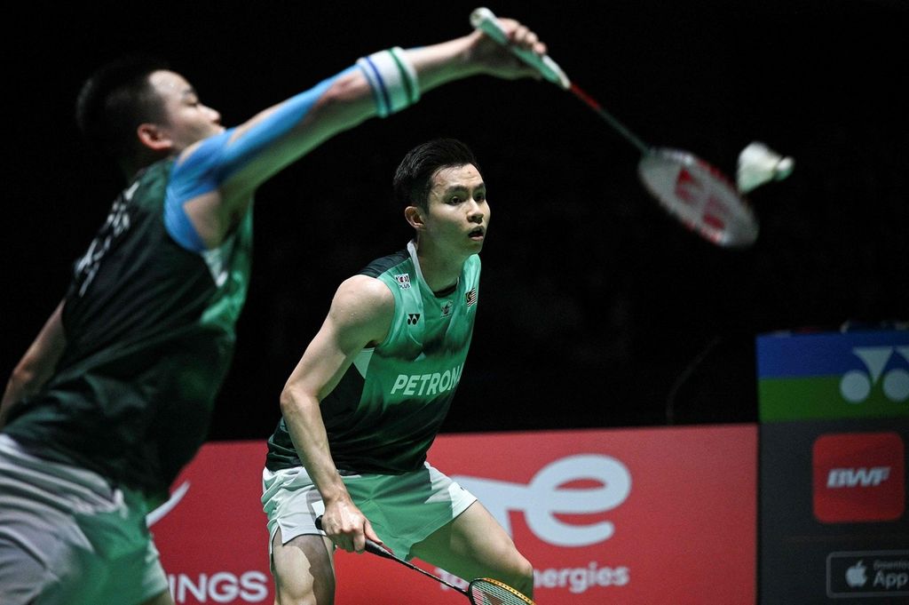Pemain ganda putra Malaysia Aaron Chia (kiri) dan Soh Wooi Yik mengembalikan kok ke ganda putra Indonesia Mohammad Ahsan dan Hendra Setiawan pada final Kejuaraan Bulu Tangkis Dunia di Tokyo Metropolitan Gymnasium, Jepang, Minggu (28/8/2022). Hendra/Ahsan kalah 19-21, 14-21 dan gagal menjadi juara dunia. 