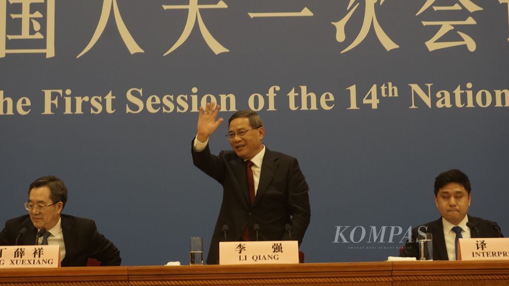 Perdana Menteri China Li Qiang menyampaikan konferensi pers perdananya setelah dilantik menjadi orang nomor dua China di Aula Besar Rakyat, Beijing, China, Senin (13/3/2023).