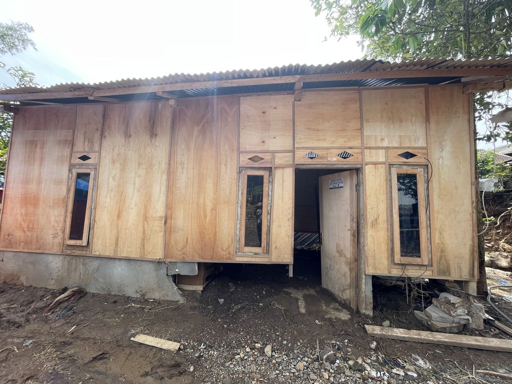Hunian sementara yang rusak di Kampung Rawacina RT 002 RW 015, Desa Nagrak, Kecamatan Cianjur, akibat terkena banjir pada Senin (20/3/2023).
