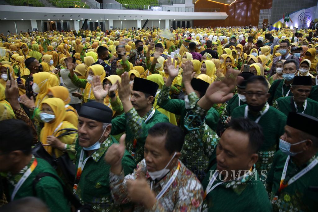 Peserta muktamar atau muktamirin meninggalkan ruangan seusai upacara penutupan Muktamar 48 Muhammadiyah dan Aisyiyah di Edutorium Universitas Muhammadiyah Surakarta (UMS), Jawa Tengah, Minggu (20/11/2022). Muktamar ditutup Wakil Presiden Ma'ruf Amin. 