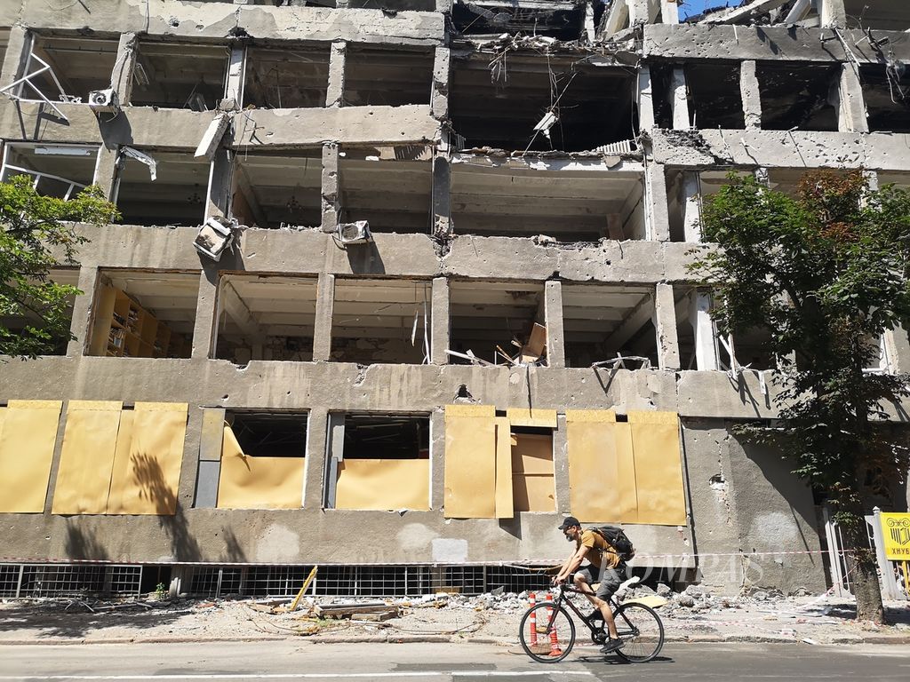 Salah satu bangunan Universitas Nasional Konstruksi dan Arsitektur Ukraina di Kharkiv, Ukraina, yang hancur terkena rudal Rusia, seperti tampak pada Minggu (3/7/2022). Serangan rudal dan artileri Rusia tidak hanya menyasar bangunan pemerintahan dan fasilitas militer di Kharkiv, tetapi juga mengenai hunian apartemen, pusat bisnis, sekolah, dan universitas. 