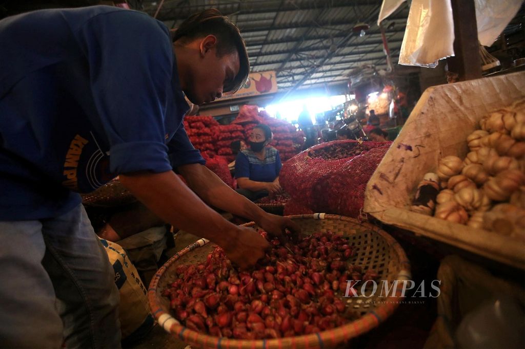 Buruh membersihkan bawang merah yang baru tiba dari Brebes di Pasar Induk Kramat Jati, Jakarta Timur, Kamis (14/5/2020). Harga bawang merah di pasar induk saat ini pada kisaran Rp 42 ribu - Rp 46 ribu per kilogram, jauh di atas harga eceran tertinggi (HET). HET untuk bawang merah adalah Rp 32 ribu per kilogram.