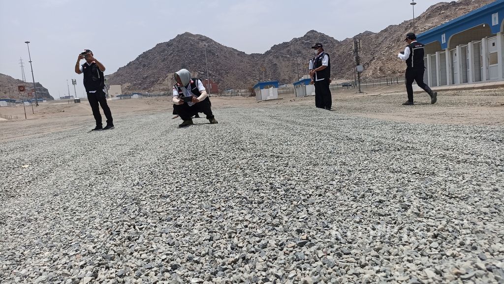 Beberapa wartawan tengah memotret kerikil di Muzdalifah, Mekkah, Arab Saudi, Minggu (19/6/2022). Saat puncak haji, kerikil akan diambil jemaah untuk digunakan melempar jumrah di Mina.
