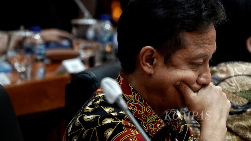 Minister of Health Budi Gunadi Sadikin attending a working meeting with Commission IX in the Meeting Room of Commission IX DPR RI, Jakarta, Tuesday (24/1/2023). The Minister of Health, Budi Gunadi Sadikin, explained the evaluation of the national priority work program and the Republic of Indonesia's Ministry of Health priorities for 2022.