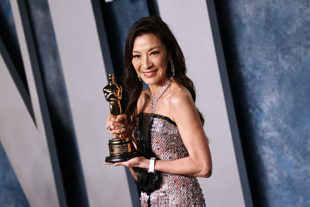 Aktris Malaysia, Michelle Yeoh, memegang piala Oscar