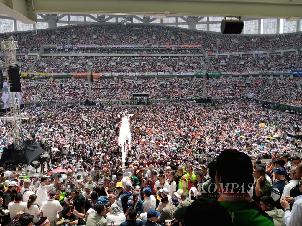 Massa pendukung Anies Baswedan-Muhaimin Iskandar memadati Jakarta International Stadium, Jakarta Utara, Sabtu (10/2/2024). 