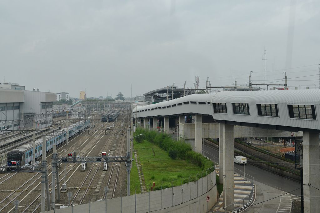 Lanskap jembatan layang penyeberangan orang simpang temu di Stasiun MRT Lebak Bulus, Lebak Bulus, Jakarta Selatan, Jumat (30/12/2022).