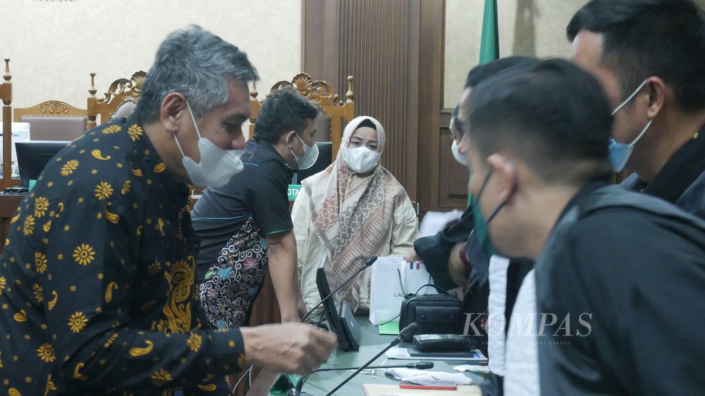 Bekas Bupati Kolaka Timur Andi Merya (tengah) didakwa oleh jaksa penuntut umum Komisi Pemberantasan Korupsi telah memberikan suap Rp 3,4 miliar dalam pengurusan persetujuan usulan dana Pemulihan Ekonomi Nasional (PEN) untuk Pemerintah Kabupaten Kolaka Timur pada 2021. Dakwaan tersebut disampaikan jaksa dalam sidang dakwaan di Pengadilan Tindak Pidana Korupsi Jakarta, Jumat (16/9/2022).