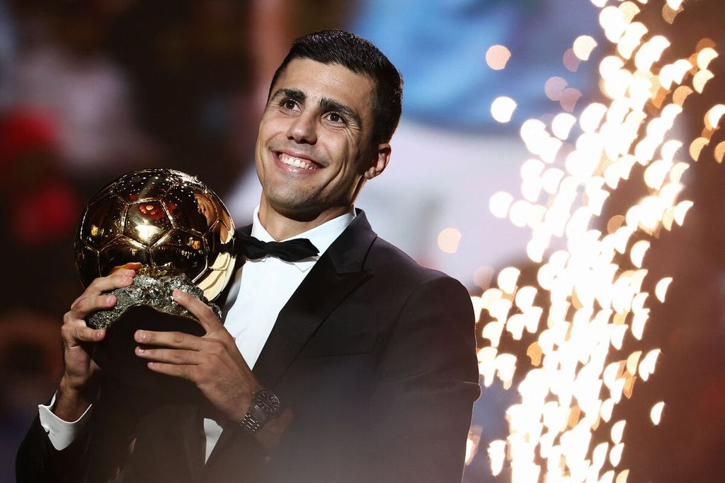 Pemain Manchester City Rodri mengangkat trofi penghargaan Ballon d'Or 2024 pada acara di Theatre du Chatelet, Paris, 28 Oktober 2024.