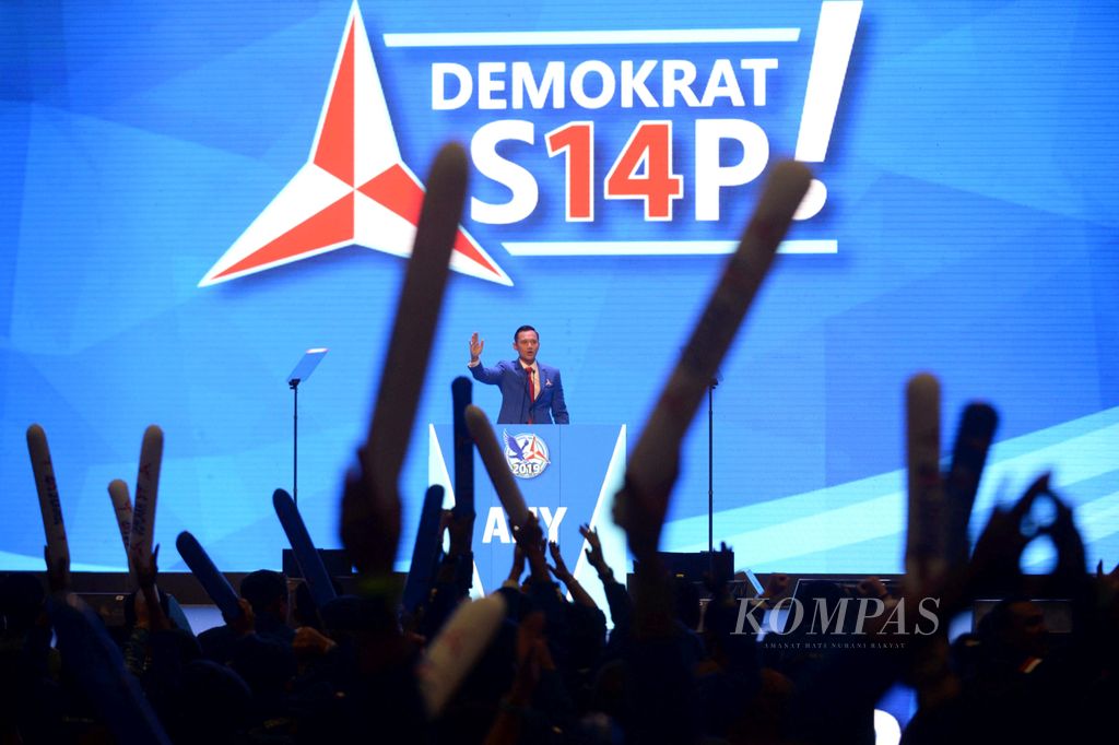 Ketua Komando Satuan Tugas Bersama (Kogasma) Partai Demokrat Agus Harimurti Yudhoyono (AHY) saat memberikan pidato politiknya dalam penutupan Rapat Pimpinan Nasional (Rapimnas) Partai Demokrat di Sentul, Bogor, Jawa Barat, Minggu (11/3/2018). Strategi pemenangan pemilihan kepala daerah 2018 dan pemilihan presiden 2019 menjadi agenda utama yang dibicarakan dalam Rapimnas Partai Demokrat yang berlangsung pada 10-11 Maret 2018.