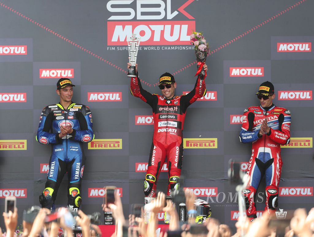 Pebalap Aruba.it Ducati, Alvaro Bautista, diapit Toprak Razgatlioglu (Pata Yamaha Prometeon WorldSBK) dan Xavi Vierge (HRC), saat penyerahan penghargaan pemenang balapan kedua WSBK Mandalika 2023 di Sirkuit Internasional Jalan Raya Pertamina Mandalika di Kuta, Pujut, Lombok Tengah, Nusa Tenggara Barat, Minggu (5/3/3023). Bautista menjadi yang tercepat, disusul Toprak dan Vierge.