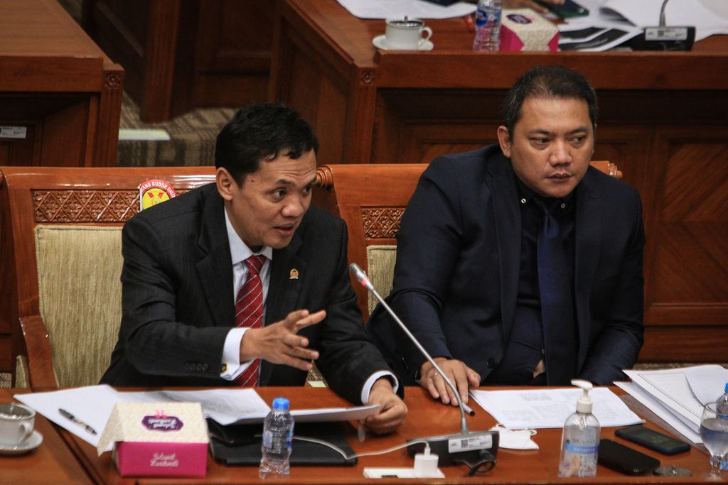 Wakil Ketua Umum Gerindra yang juga anggota Komisi III DPR, Habiburokhman (kiri), berbicara dalam rapat kerja bersama Wakil Menteri Hukum dan Hak Asasi Manusia Edward Omar Sharif Hiariej untuk membahas Rancangan Kitab Undang-undang Hukum Pidana (RKUHP) di Kompleks Parlemen, Jakarta, Kamis (24/11/2022). 