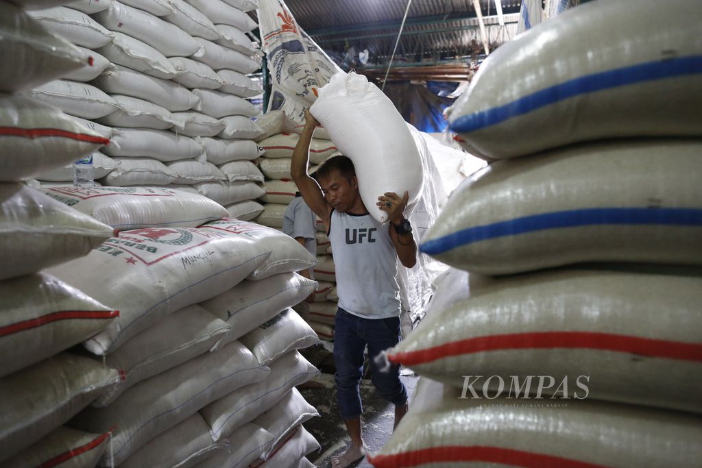 Buruh mengangkut karung beras di Pasar Induk Beras Cipinang, Jakarta, 18 September 2022. 