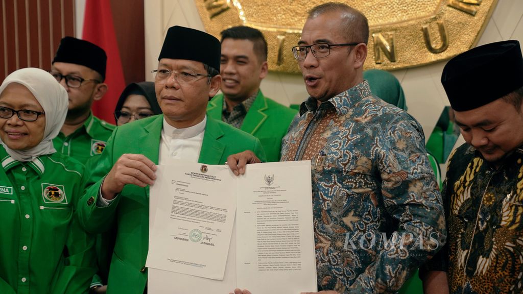 Pelaksana Tugas Ketua Umum Partai Persatuan Pembangunan (PPP) Mardiono (kedua dari kiri) didampingi Ketua KPU Hasyim Asyari memperlihatkan surat keputusan (SK) Kementerian Hukum dan HAM, di Jakarta, Senin (12/9/2022). DPP PPP menyerahkan SK baru ke KPU sekaligus memperkenalkan kepengurusan baru PPP hasil musyawarah kerja nasional di Serang, Banten, yang telah disahkan Kemenkumham.