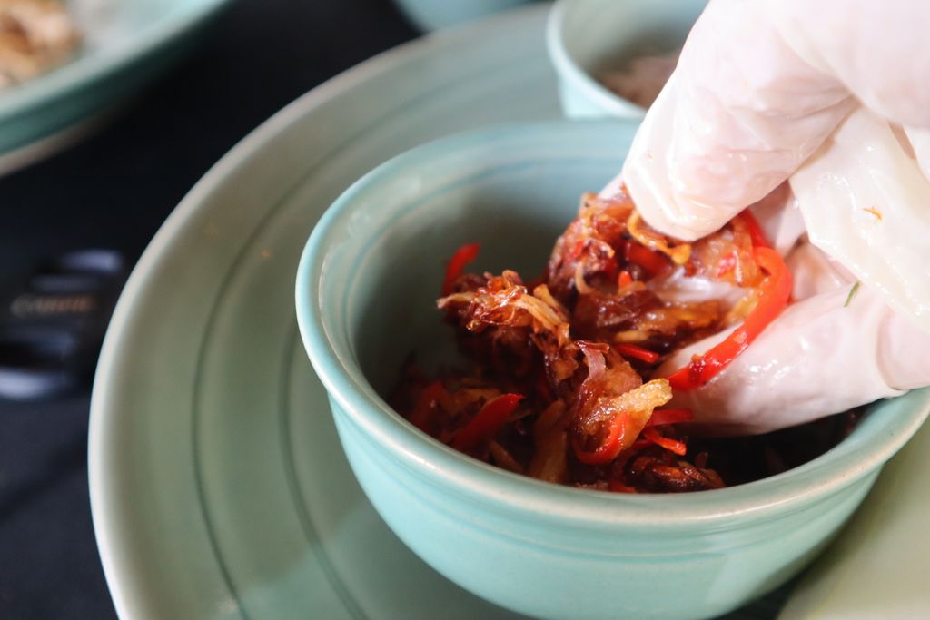 Sambal <i>mbe </i>yang legit cukup nikmat disantap dengan nasi hangat.