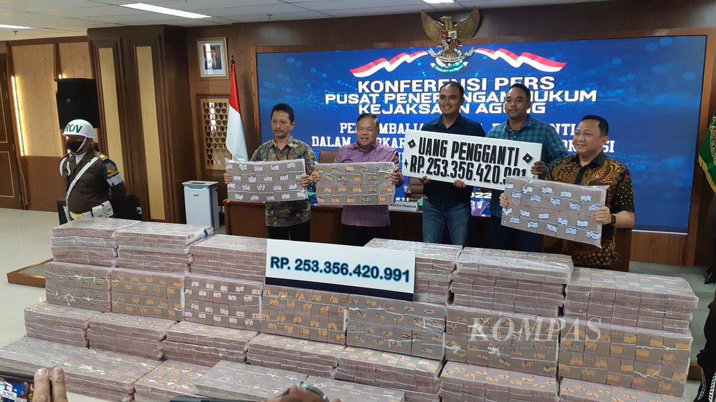 Kejaksaan menunjukkan uang sebesar Rp 253,35 miliar yang merupakan bagian dari pidana uang pengganti dalam perkara korupsi PT Indosat Mega Media, Jumat (1/4/2022). Uang tersebut kemudian disetorkan ke kas negara.