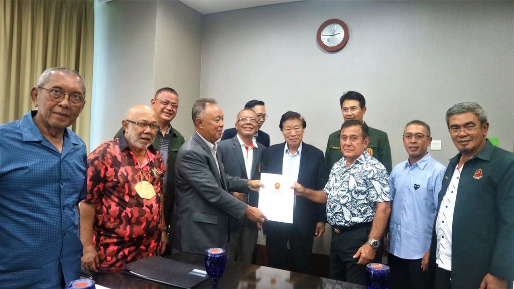 Ketua Majelis Pimpinan Nasional Pemuda Pancasila Japto Soelistyo Soerjosoemarmo (ketiga dari kanan) mendaftar sebagai calon ketua umum Persatuan Golf Indonesia (PGI), dengan disaksikan Ketua umum PGI Murdaya Po (tengah) di Pondok Indah Golf Course, Jakarta Selatan, Kamis (9/2/2023)