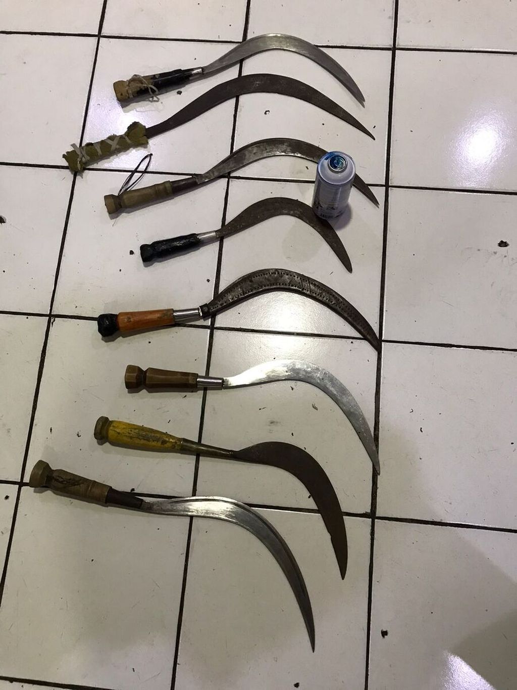 Celurit yang akan digunakan puluhan pelajar untuk tawuran di Kota Tangerang, Banten, Senin (30/8/2021) malam. Para pelajar itu kongko-kongko untuk tawuran antarsekolah.