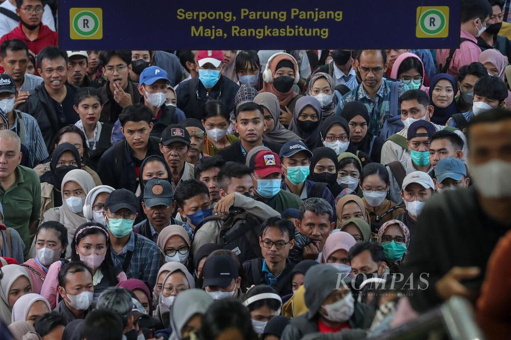 Warga berdesakan setelah keluar dari kereta komuter di Stasiun Tanah Abang, Jakarta, Selasa (25/7/2023). 