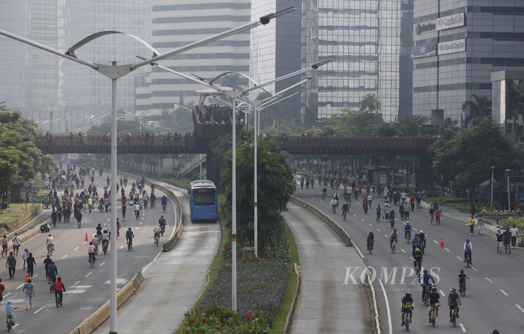 Warga beraktivitas di sepanjang ruas Jalan Sudirman, Jakarta, saat pelaksanaan hari bebas kendaraan bermotor (HBKB), Minggu (31/7/2022). Pelaksanaan HBKB yang sempat dihentikan karena pandemi Covid-19, saat ini kembali dibuka setiap Minggu pukul 06.00-10.00.