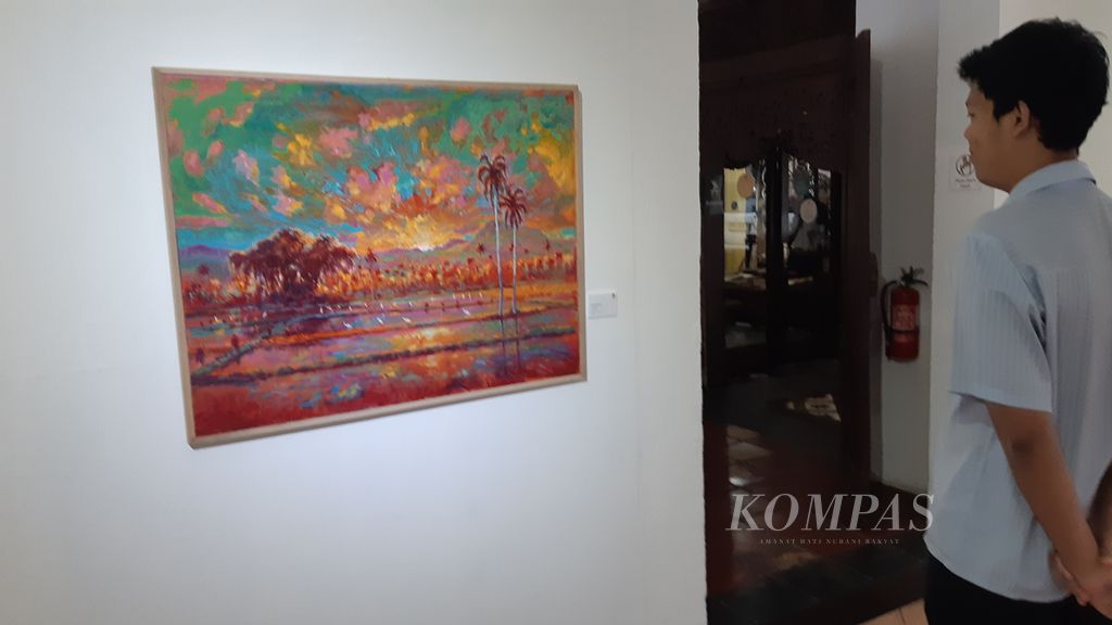 Karya lukisan Pierre Guillaume (70) asal Belanda berjudul ”First Light”, Senin (11/11/2024). Karya-karya Pierre Guillaume ditampilkan dalam pameran bertajuk <i>Celebration of Color &amp; Light</i>, di Cemara 6 Galeri &amp; Toeti heraty Museum, Jakarta, 9 hingga 25 November 2024.