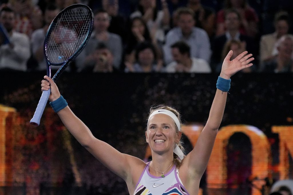 Petenis Belarus Victoria Azarenka merayakan kemenangan atas petenis Amerika Serikat Jessica Pegula seusai laga perempat final Grand Slam Australia Terbuka di Melbourne Park, Melbourne, Australia, Selasa (24/1/2023). Azarenka lolos ke semifinal Australia Terbuka untuk pertama kali sejak 2013. 