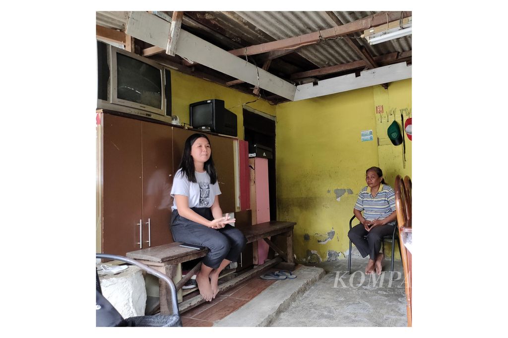 Elia Meylani Simanjuntak (kiri) dan ibunya, Rosmadiana Sidabutar (kanan) duduk di ruang depan rumah mereka di Bekasi, Jawa Barat, pada Senin (11/7/2022) siang. Rosmadiana dan suaminya, Benget Simanjuntak meyakini akan mampu membiayai kuliah Meylani yang baru saja diterima di program studi sains data Institut Teknologi Sumatra, meski hanya bekerja serabutan.