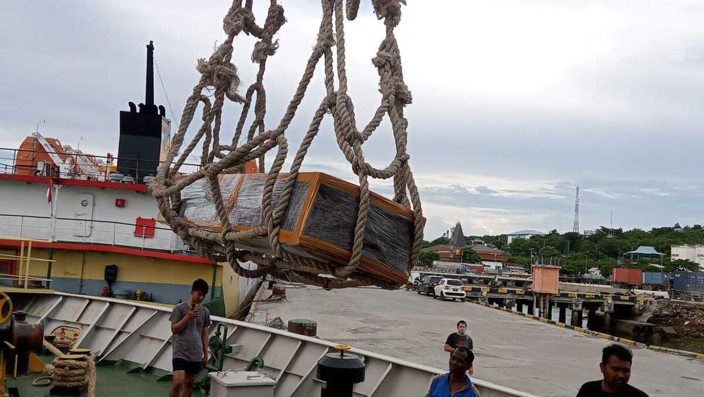 Peti Jenazah Anaklitus Resi (55) sedang diangkut dengan alat bantu untuk masuk ke kapal motor Sabuk Nusantara 90 dari Kupang ke Ende. Biasanya jenazah diangkut dengan feri karena biaya angkut melalui pesawat pun mahal.