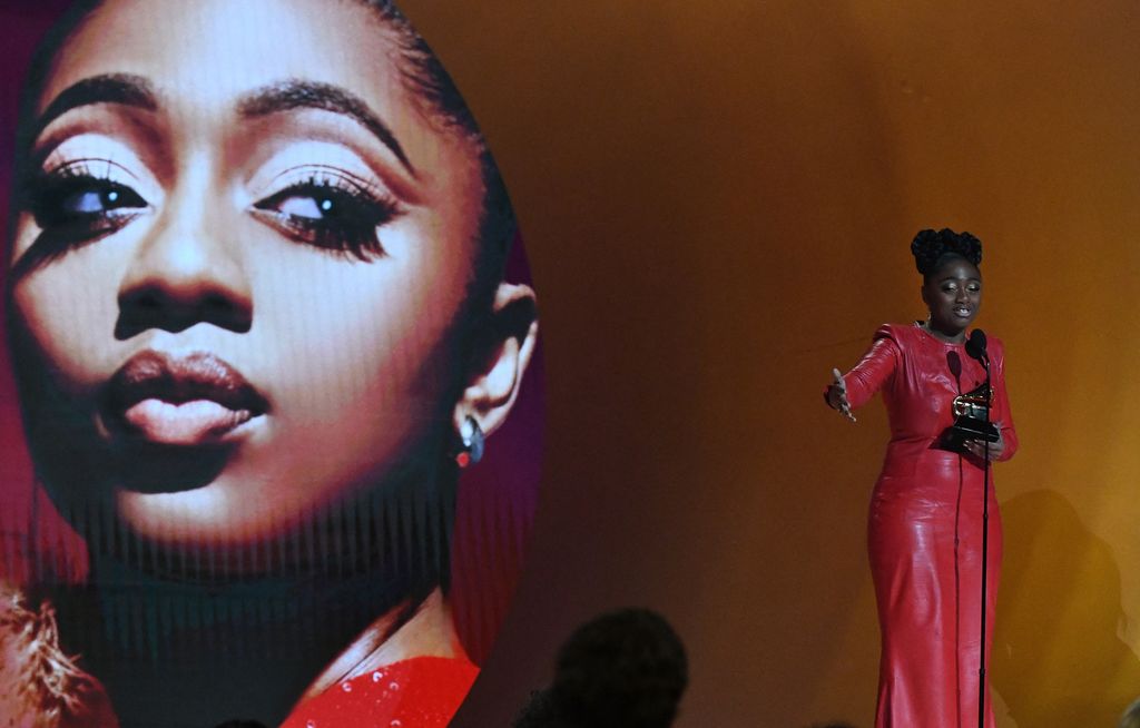 Penyanyi jaz Amerika Serikat, Samara Joy, menerima penghargaan Artis Pendatang Baru Terbaik dalam penghargaan Grammy Tahunan Ke-65 di Crypto.com Arena, Los Angeles, Amerika Serikat, 5 Februari 2023.
