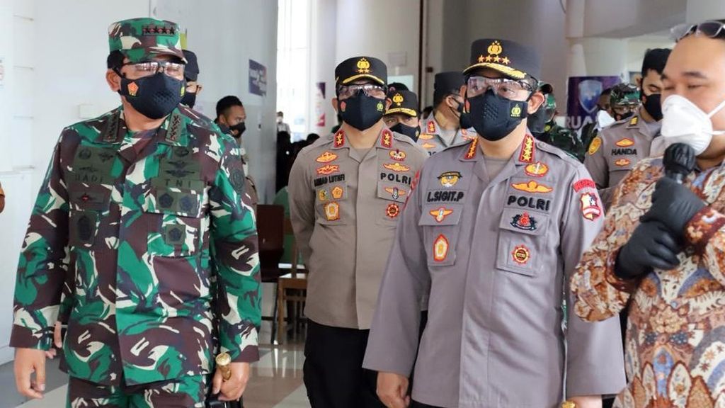 https://assetd.kompas.id/mlZY7lPwaeP-cj8ZXWMIf4RVrL0=/1024x576/https%3A%2F%2Fkompas.id%2Fwp-content%2Fuploads%2F2021%2F07%2FPanglima-TNI-dan-Kapolri_1626433055.jpg
