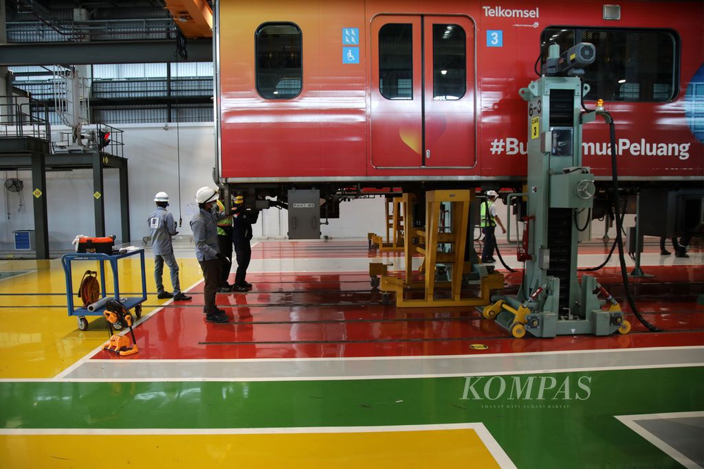 Perawatan menyeluruh rangkaian MRT Jakarta dikerjakan para teknisi di Depo MRT Lebak Bulus, Jakarta Selatan, Jumat (21/10/2022). Turun mesin ini dilakukan karena kereta telah menempuh 480.000 kilometer atau sudah beroperasi selama empat tahun. Pada<i> overhaul</i> ini, seluruh bagian kereta diperiksa, misalnya kaki kereta atau <i>boogie</i> dilepas, kemudian dilakukan pemeriksaan yang dilanjutkan perawatan. Setelah itu dilakukan pengetesan terhadap kaki itu sebelum kaki itu dipasang kembali ke badan kereta. Pendingin ruangana atau AC juga menjadi hal yang diperiksa. 