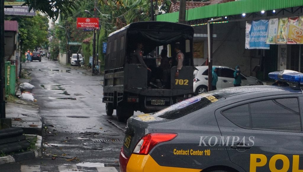 Truk pengendalian massa milik aparat kepolisian menuju lokasi penggeledahan kantor yang dikelola anak-anak muda yang diduga terkait jaringan teroris di Jalan Suryodiningratan, Kecamatan Mantrijeron, Kota Yogyakarta, DIY, Minggu (4/4/2021). Dokumen keuangan yang paling banyak disita dalam penggeledahan tersebut.