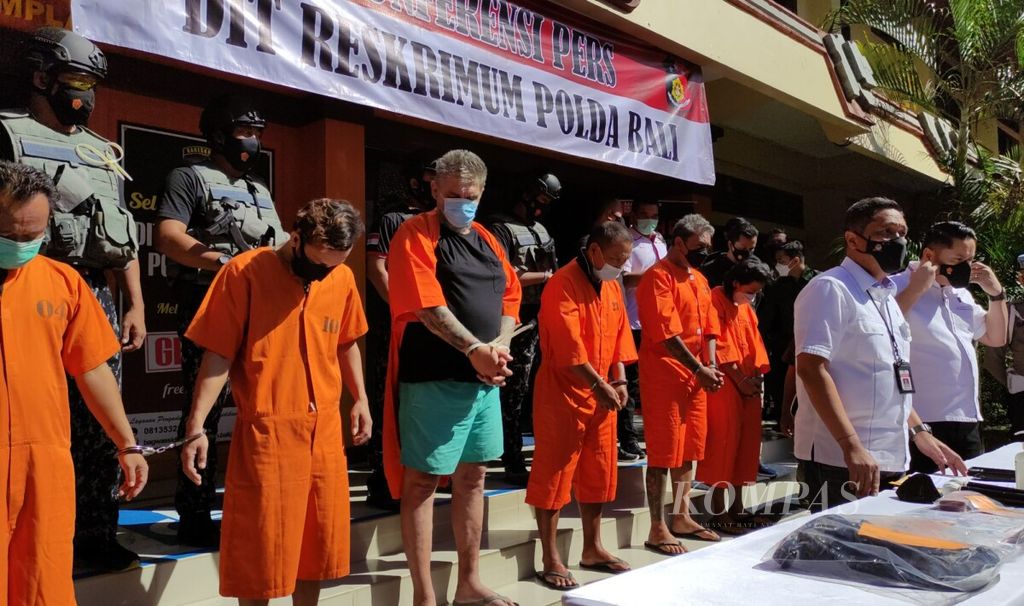 https://assetd.kompas.id/mrfHWn-BwuyNKXm1dX5P2SdZwHM=/1024x606/filters:watermark(https://cdn-content.kompas.id/umum/kompas_main_logo.png,-16p,-13p,0)/https%3A%2F%2Fkompas.id%2Fwp-content%2Fuploads%2F2021%2F07%2F20210706coke-polda-bali-tangkap-warga-rusia_1625575050.jpg