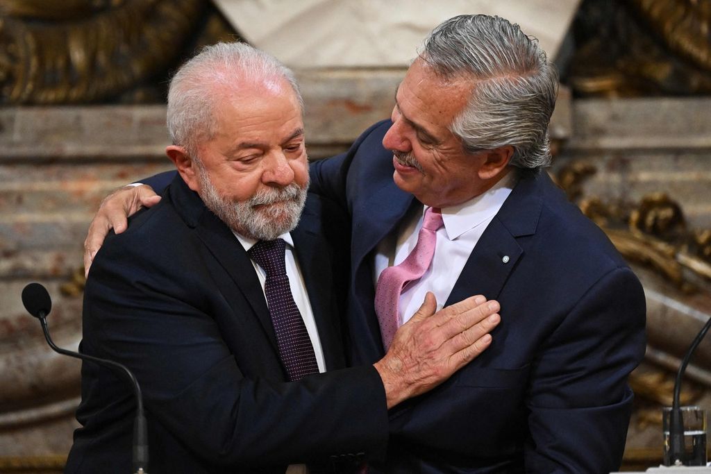 Presiden Brasil Luiz Inacio Lula da Silva (kiri) dan Presiden Argentina Alberto Fernandez berpelukan dalam konferensi pers di Istana Kepresidenan Casa Rosada, Buenos Aires, Argentina, Senin (23/1/2023).