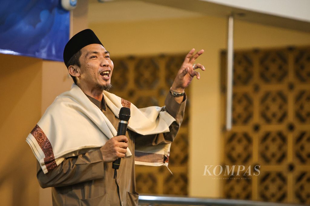 Ustadz Husni Thamrin berceramah dalam Forum Silaturahmi Kompas Gramedia di Masjid Jami' At Taqwa, Gelora, Tanah Abang, Jakarta Pusat, Rabu (27/3/2024). Kegiatan ini bertujuan untuk mempererat silaturahmi Kompas Gramedia dengan masyarakat sekitar. Selain itu, Kompas Gramedia juga memberikan santunan kepada 73 anak yatim di wilayah Kelurahan Gelora, Kecamatan Tanah Abang, Jakarta Pusat. 