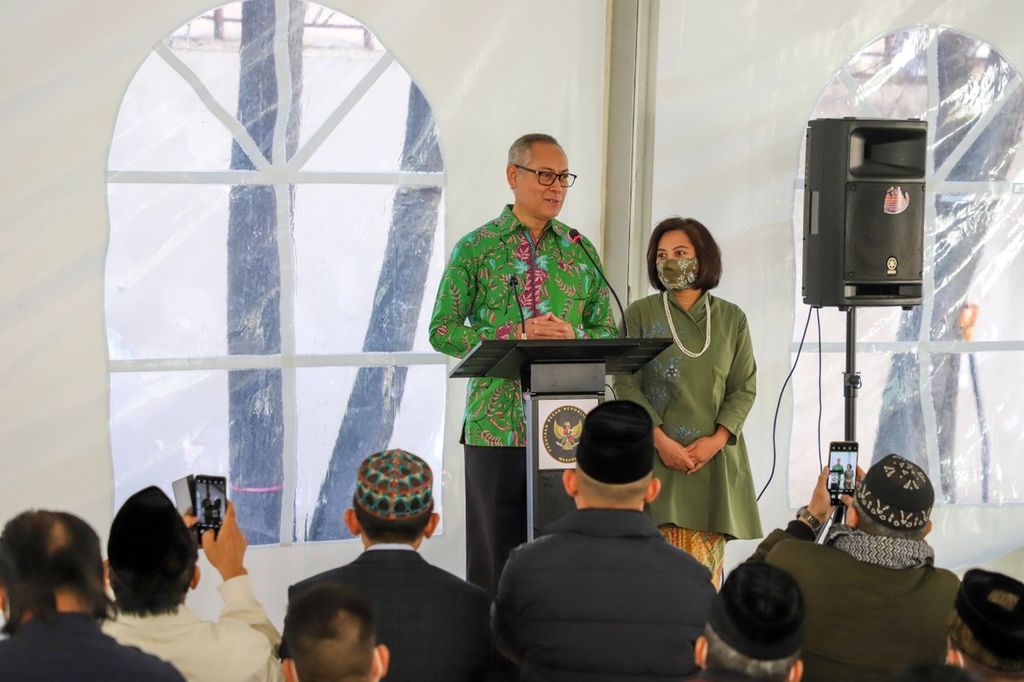 Duta Besar Luar Biasa dan Berkuasa Penuh Republik Indonesia untuk Federasi Rusia merangkap Republik Belarus Jose Tavares, didampingi Ibu Fitria Wibowo Tavares menyampaikan pesan hari raya Idul Fitri usai shalat Id di kompleks Kedutaan Besar Republik Indonesia Moskwa, Rusia, Senin (2/5/2022). Setelah dua tahun absen karena pandemi Covid-19, kegiatan shalat Id kembali digelar di kompleks KBRI di Moskwa.