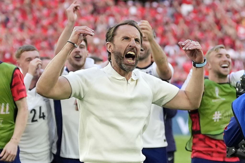 Pelatih Inggris Gareth Southgate bersorak setelah pertandingan babak perempat final Piala Eropa 2024 antara Inggris dan Swiss di Duesseldorf, Minggu (7/7/2024) dini hari WIB. Inggris mengalahkan Swiss melalui adu penalti, 5-3. 