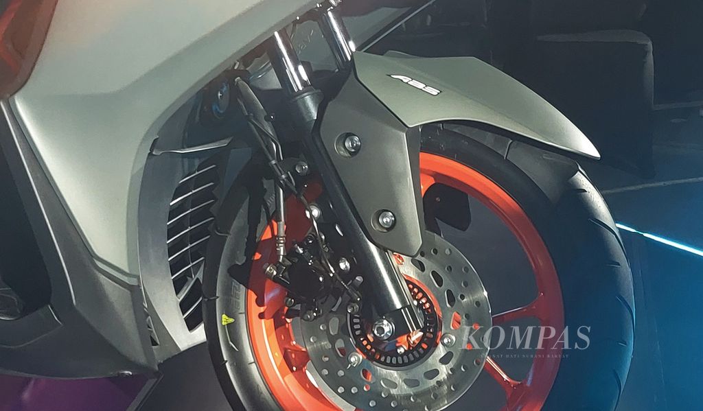 Suspensi depan Yamaha Aerox Alpha series dengan diamater as <i>inner tube</i> yang lebih besar (30 milimeter). 
