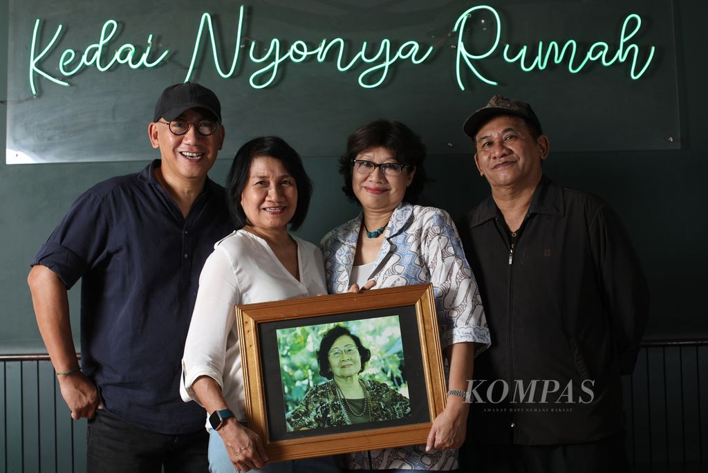  Generasi kedua pemilik Kedai Nyonya Rumah, Bandung, Jawa Barat, (kiri ke kanan) Kukun Sutardjana, Lita Sutardjana, Lily Sutardjana, dan Yongki Sutardjana. 