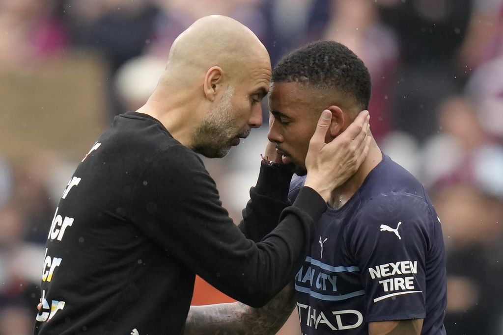 Manajer Manchester City Pep Guardiola (kiri) menenangkan penyerang Gabriel Jesus setelah City ditahan imbang tuan rumah, West Ham United, pada laga pekan ke-37 Liga Primer Inggris antara West Ham dan City di Stadion London, Inggris, 15 Mei 2022. City akan menghadapi Aston Villa pada laga terakhir, Minggu (22/5/2022), untuk memastikan gelar juara Liga Inggris.