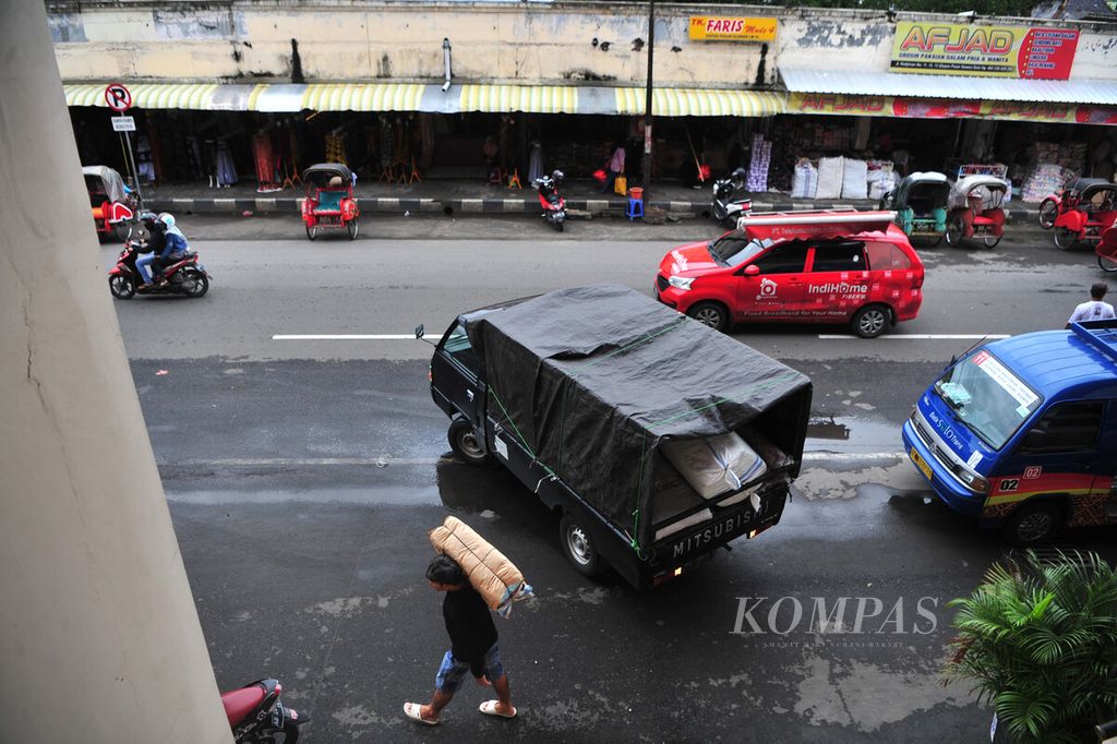 Warga mengangkut dagangan di Pasar Klewer, Kecamatan Pasar Kliwon, Solo, Jawa Tengah, Kamis (5/3/2020). 