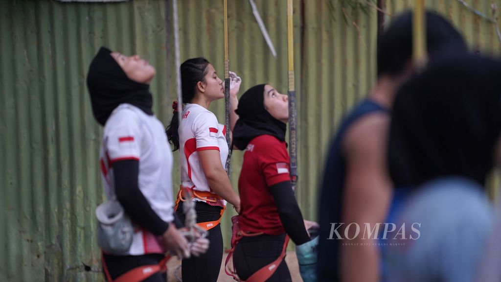 Indonesian female speed climber, Desak Made Rita Kusuma Dewi (center), and her colleagues underwent a national training camp ahead of the 2022 Asian Games at the Santika Premiere Hotel, Bekasi City, West Java, Friday (8/9/2023 ).