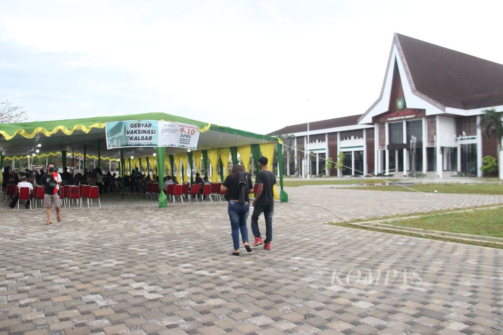 Warga mengikuti vaksinasi massal di halaman Kantor Gubernur Kalimantan Barat, Sabtu (9/4/2022).