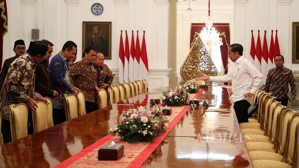 https://assetd.kompas.id/n0QwMU5vPgZgNn96kL5ZIWyHRRM=/1024x576/filters:watermark(https://cdn-content.kompas.id/umum/kompas_main_logo.png,-16p,-13p,0)/https%3A%2F%2Fkompas.id%2Fwp-content%2Fuploads%2F2019%2F10%2F20191017_ENGLISH-SURVEI-KEPEMIMPINAN-JOKOWI-JK_A_web_1571321050.jpg