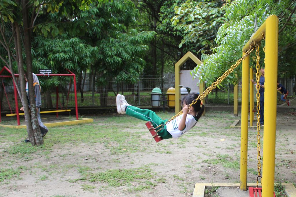 Anak-anak bermain di Taman Putroe Phang, Kota Banda Aceh, Provinsi Aceh, Sabtu (30/7/2022).