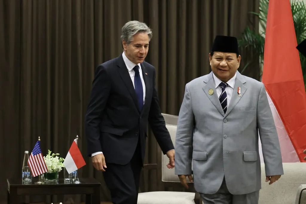 Menteri Pertahanan sekaligus Presiden terpilih bertemu dengan Menteri Luar Negeri Amerika Serikat Anthony J Blinken di sela-sela Konferensi Darurat terkait Tanggap Kemanusiaan Gaza di Amman, Jordania, 11 Juni 2024.
