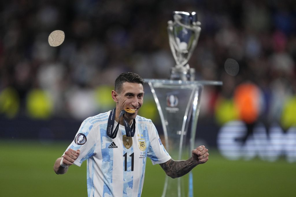 Selebrasi pemain timnas Argentina, Angel Di Maria, setelah menerima medali pada akhir pertandingan Finalissima 2022 antara Italia dan Argentina di Stadion Wembley, London, Inggris, Kamis (2/6/2022) dini hari WIB. Dalam pertandingan yang mempertemukan juara Piala Eropa 2020 dan juara Copa America 2021 itu, Argentina mengalahkan Italia, 3-0. 
