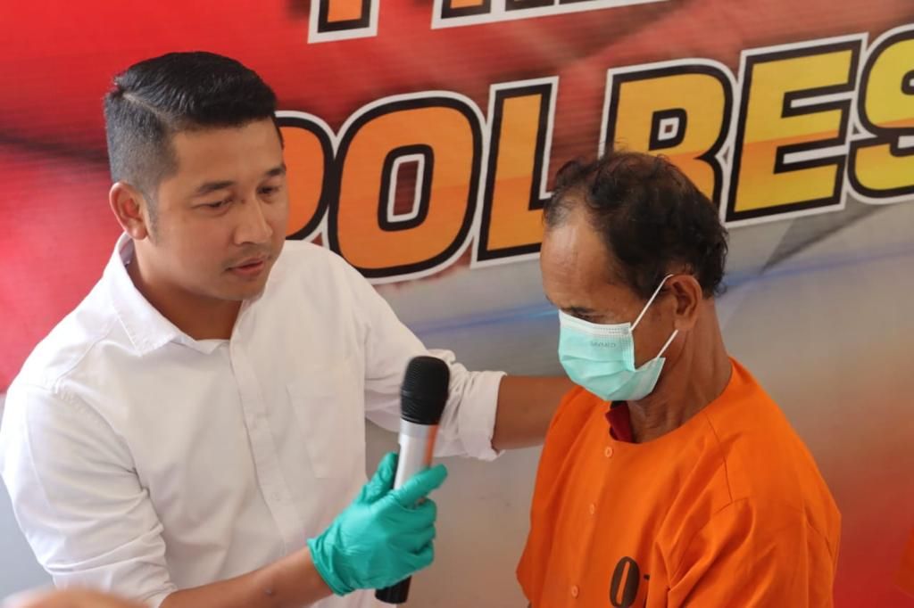 Kasatreskrim Polres Kapuas Iptu Iyudi Hartanto (kiri) bertanya kepada pelaku persetubuhan di bawah umur yang dilakukan ayah terhadap anak tirinya sendiri di Kapuas, Kalimantan Tengah, Selasa (14/3/2023).