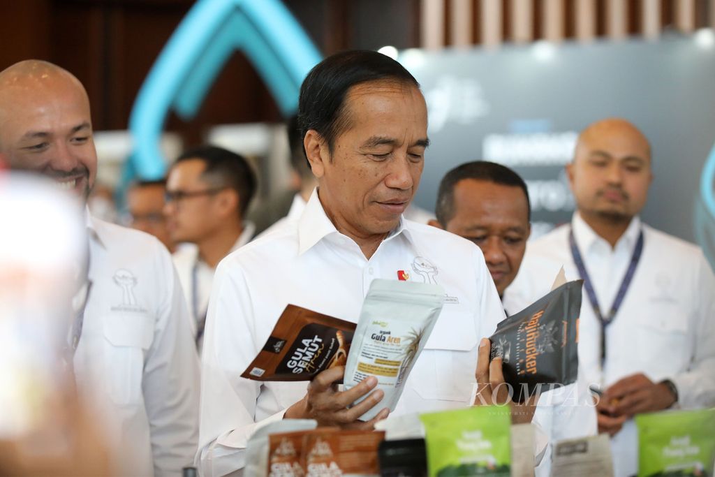 Presiden Joko Widodo melihat produk UMKM sebelum membuka Rapat Kerja Nasional XVIII Himpunan Pengusaha Muda Indonesia Tahun 2023 di ICE BSD, Tangerang, Banten, Kamis (31/8/2023). Dalam sambutannya pada pembukaan Rakernas tersebut, Joko Widodo kembali menekankan soal hilirisasi hasil sumber daya alam. Hilirisasi tidak hanya yang besar-besar seperti nikel, tetapi juga yang kecil-kecil seperti kopi dan produk pertanian lainnya.